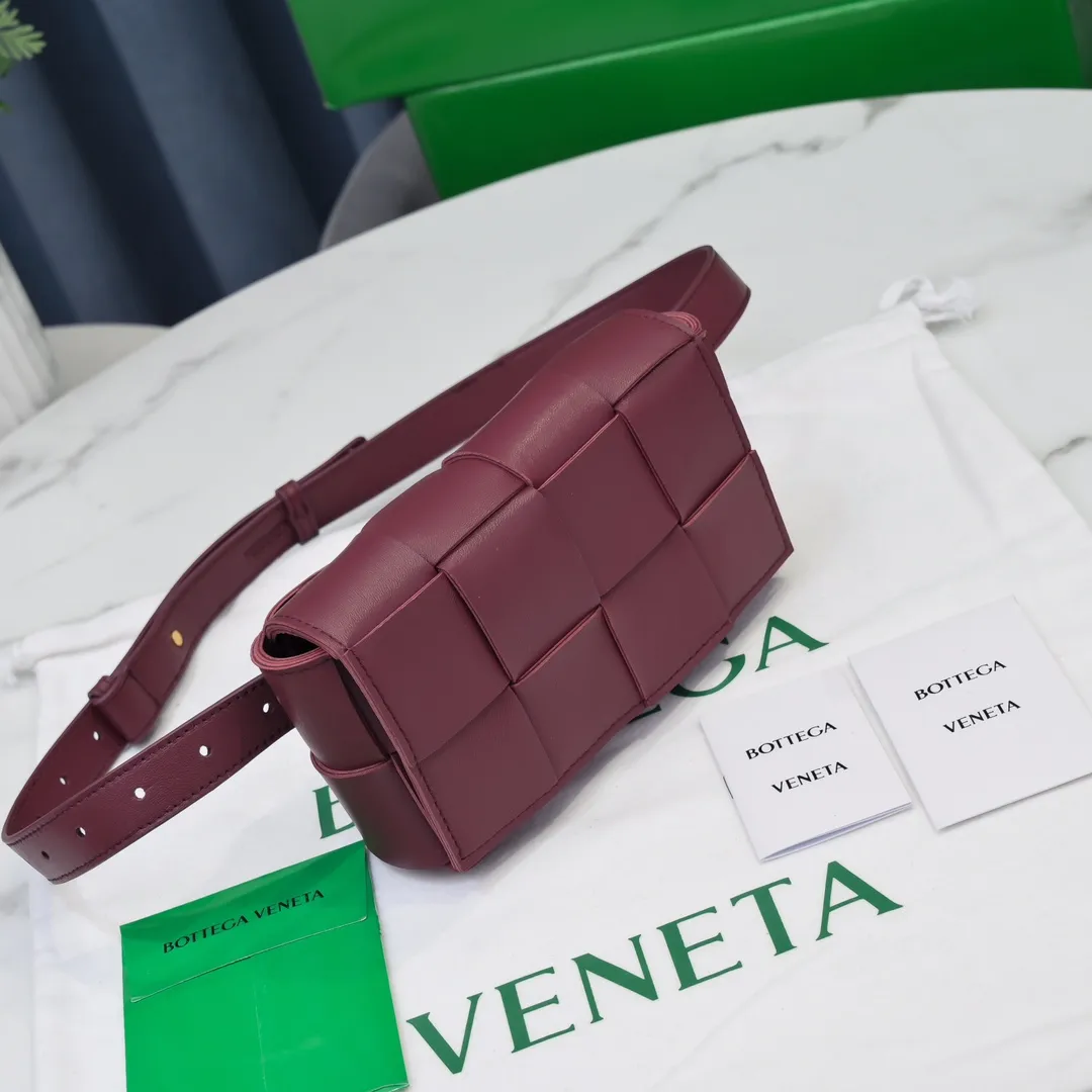 #𝐓𝐇𝐄 𝐁𝐄𝐋𝐓 𝐂𝐀𝐒𝐒𝐄𝐓𝐓𝐄 Checkered waist bag🔻 The hot cassette has a new style. The lambskin material is very light and has the same high-grade touch as always. It can be used as a handbag, waist bag, crossbody, or shoulder bag. Small and exquisite but very easy to use, it is stress-free to install iPhone plus, 💄lipstick 🕶️sunglasses! It continues the square shape of the cassette bag and does not deform after loading. It has a very concave shape! 【6815#】 Size: 17.5*9.5*5cm
